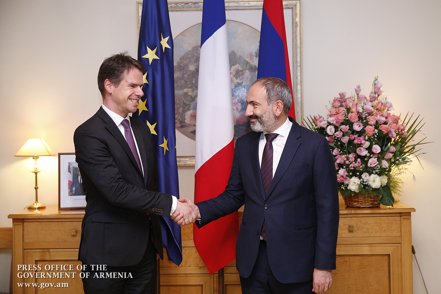 Премьер-министр поздравил высшее руководство Франции с Национальным праздником, а также посетил посольство Франции в Армении