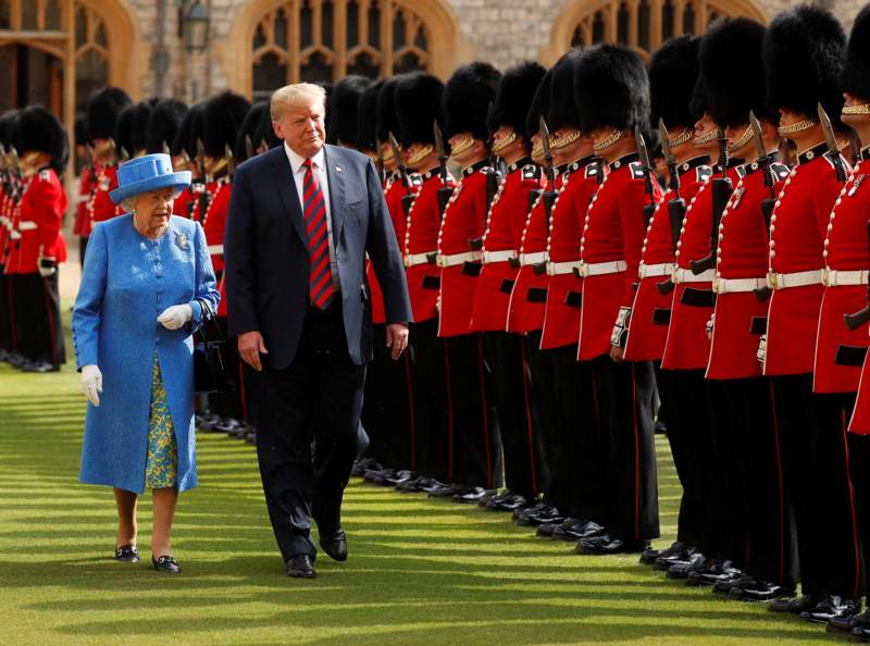 Трамп смутил королеву Британии во время смотра почетного караула
