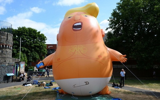 В Лондоне надули 6-метрового «бэби-Трампа» к приезду президента США