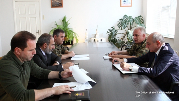 Никол Пашинян и Бако Саакян провели встречу в Министерстве обороны Арцаха