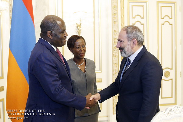 Премьер-министр Армении принял глав МИД Руанды и Габона
