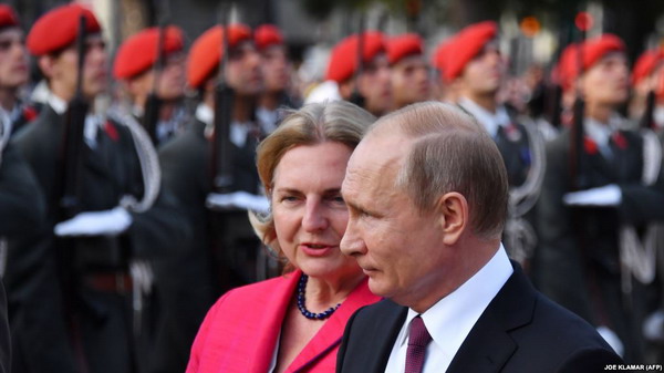 Путин посетил свадьбу главы МИД Австрии, состоящей в крайне правой партии