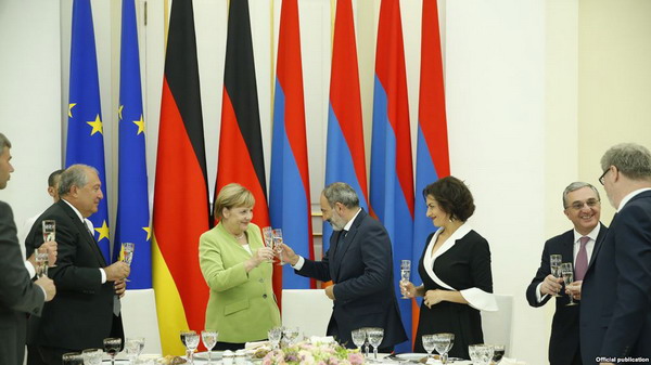 Ангела Меркель пригласила Никола Пашиняна посетить Германию