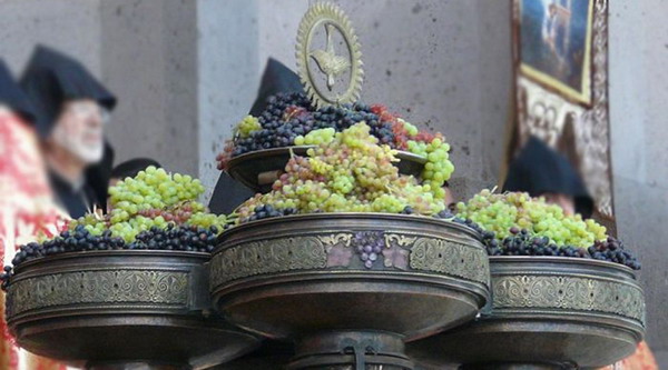 Успение Пресвятой Богородицы: сегодня Армянская Апостольская Церковь освящает виноград