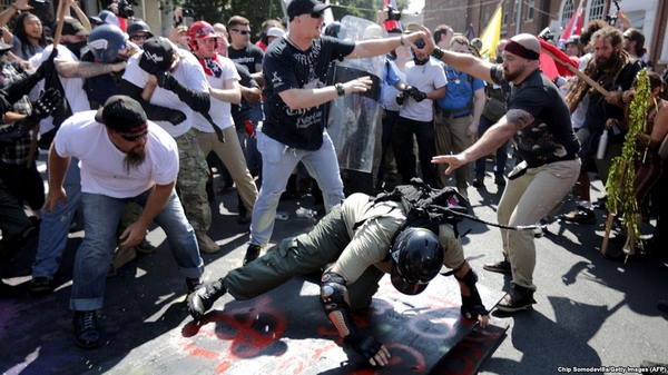 CNN: ФБР США обвинило Россию в подстрекательстве ультраправых к прошлогодним протестам в Шарлотсвилле