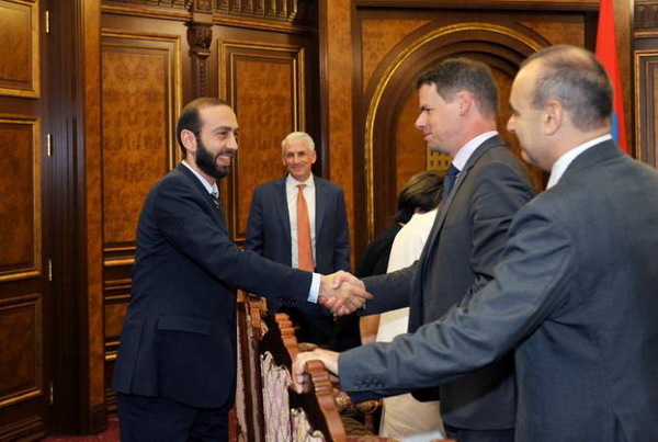 Первый вице-премьер обсудил с международными донорами вопросы содействия в проведении внеочередных парламентских выборах в Армении