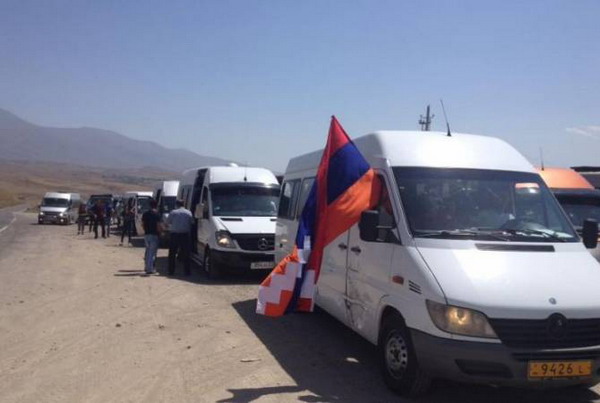 Более 1000 арцахцев направились в Ереван для участия в митинге Никола Пашиняна