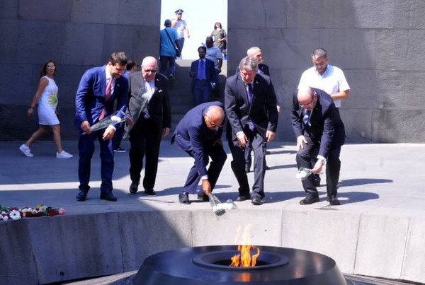Замглавы МИД Израиля Александр Бен-Цви посетил Цицернакаберд и почтил память жертв Геноцида армян
