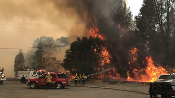 Пожары в Калифорнии привели к закрытию национального парка: жители покидают свои дома
