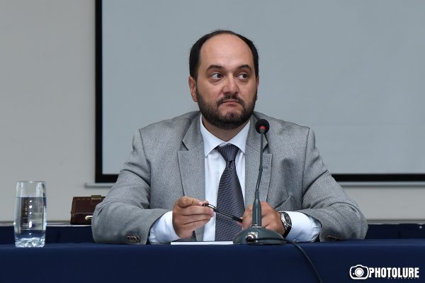 Министр Араик Арутюнян – о бунте «престижных» школ и замене ряда учебных предметов