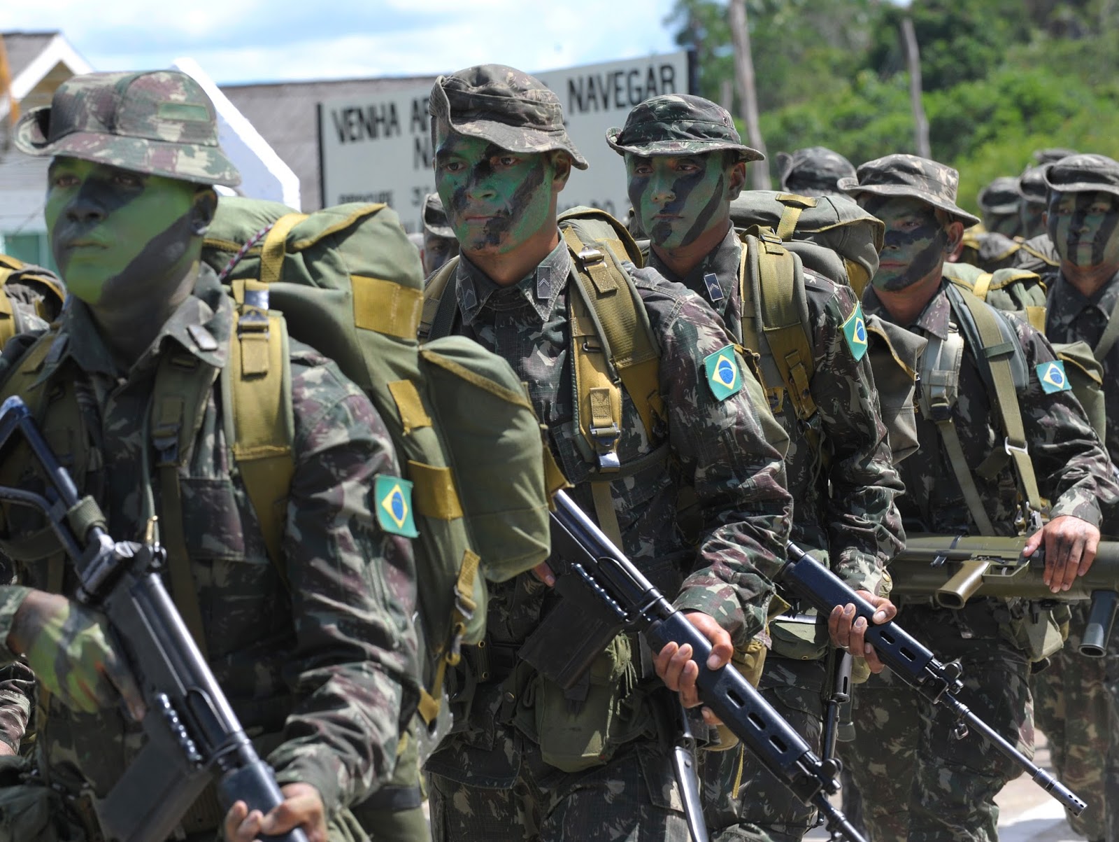 Бразилия выдвинула войска на границу с Венесуэлой для сдерживания потока беженцев