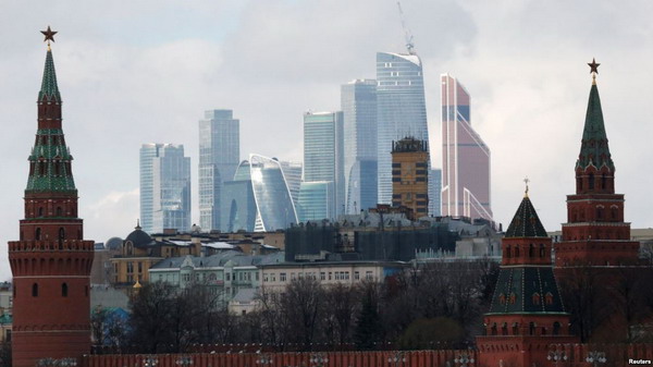 Эксперты: Россия под усиливающимся прессом санкций — чем это чревато?