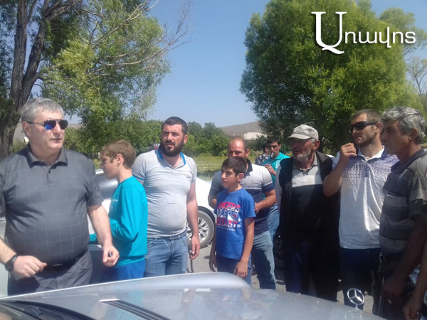 Жители объединенного с Ахуряном села перекрыли межгосударственную трассу, ведущую в Грузию: фото, видео