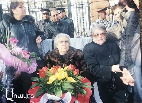 Мать Вазгена Саргсяна несколько дней сидела возле президентского дворца, а Кочарян не принял ее: Эмма Худабашян