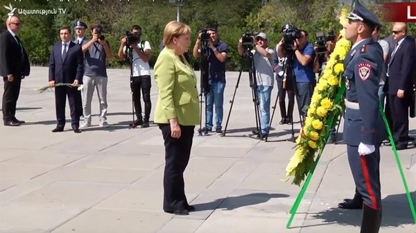 Ангела Меркель в Цицернакаберде воздала дань уважения памяти жертв Геноцида армян