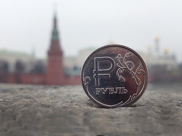 Курс рубля приближается к 70 за доллар на фоне ожидания новых американских санкций