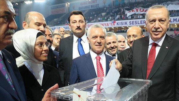 Эрдоган возглавил правящую партию Турции после трехлетнего перерыва