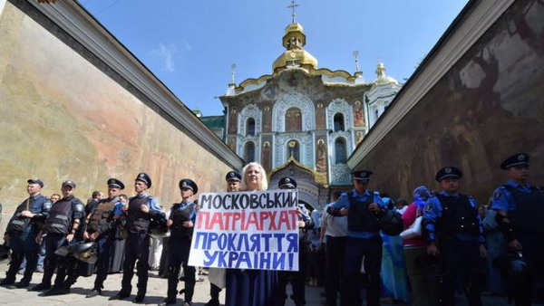 Украинская церковь в ожидании автокефалии: РПЦ угрожает Константинополю расколом православия