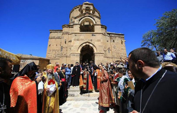 Местоблюститель Армянского патриарха Константинопольского Арам Атешян поблагодарил турецкие власти за поддержку