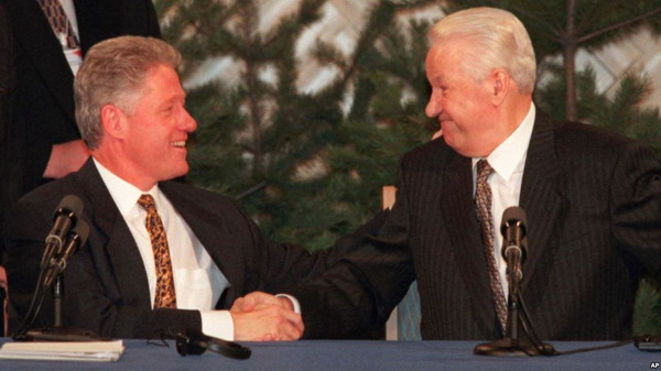 Ельцин рекомендовал Путина президенту США Биллу Клинтону как «демократа»
