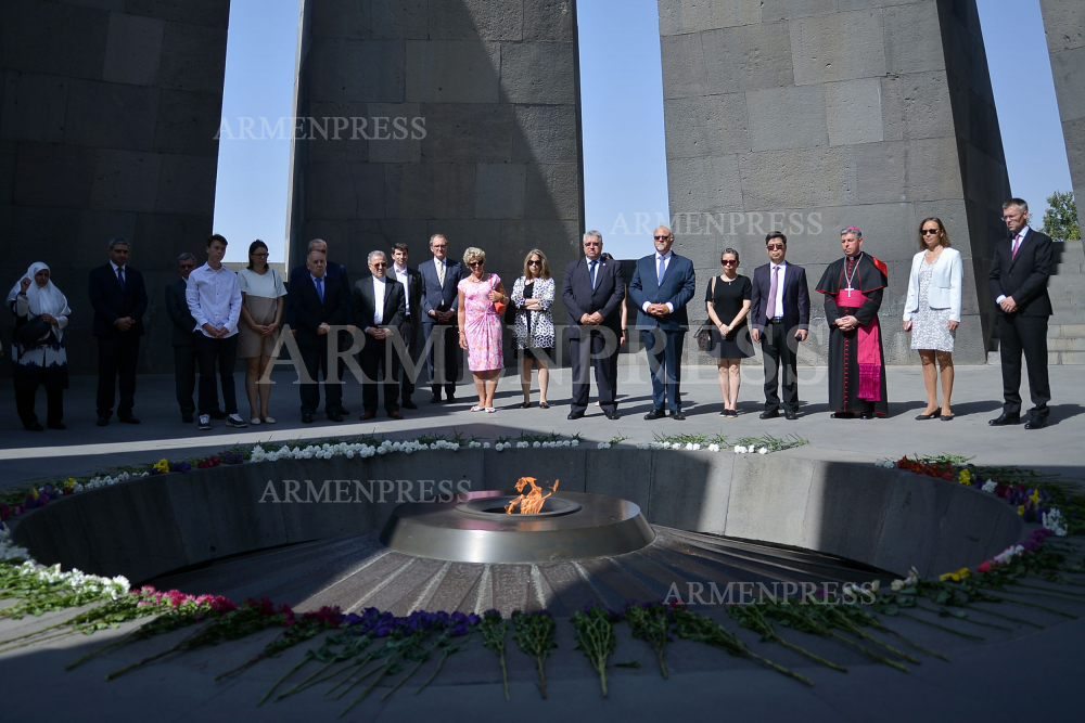 Аккредитованные в Грузии послы почти 20 стран в Цицернакаберде почтили память жертв Геноцида армян