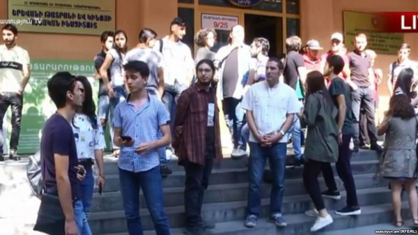 Забастовка: группа студентов Ереванского государственного института театра и кино требует отставки ректора