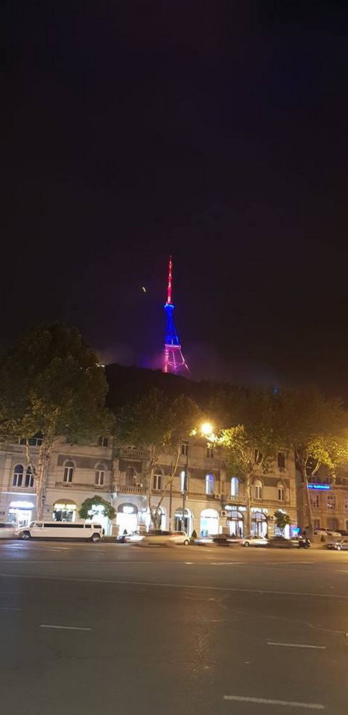Телебашня Тбилиси — в цветах армянского триколора в честь Дня Независимости Армении: видео