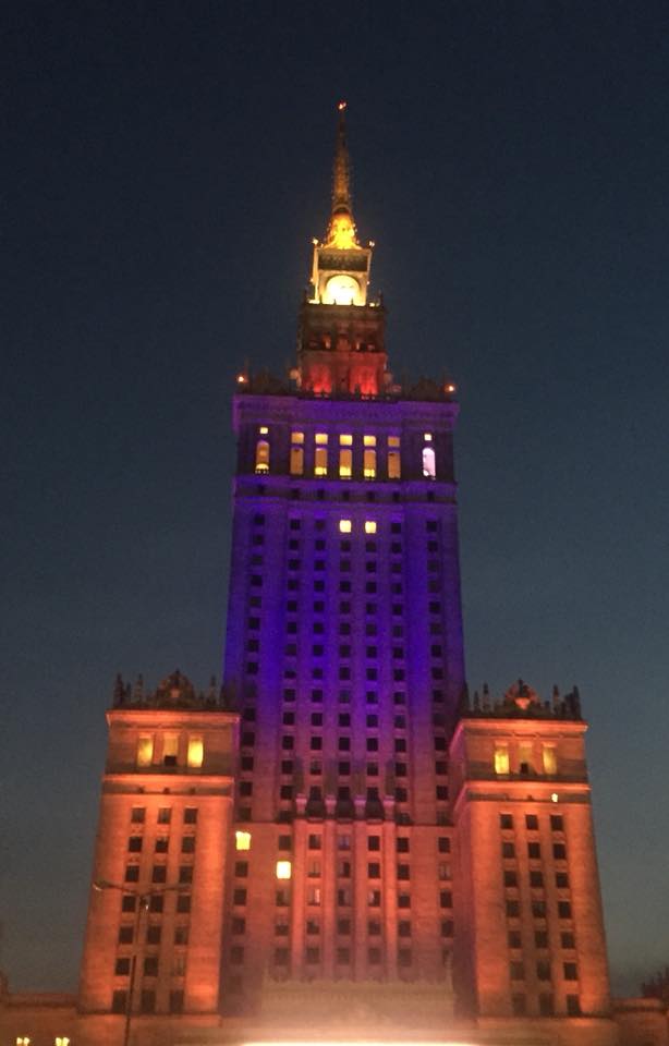 Знаменитая «высотка» Варшавы — в цветах флага Армении в честь Дня Независимости