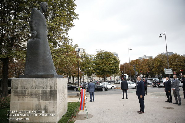 Никол Пашинян в Париже возложил венок к памятнику Комитасу и встретился с представителями армянской общины