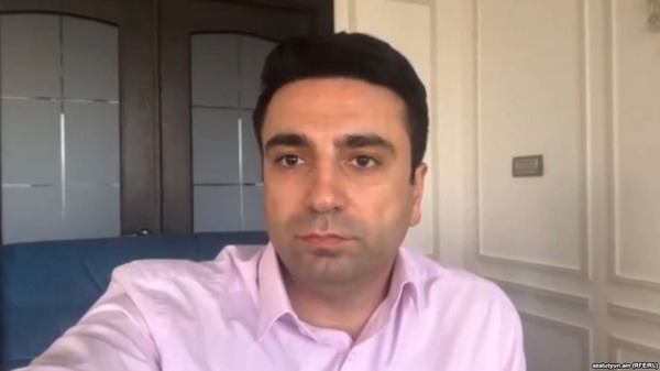 Кочарян полагает, что с возвращением в политику может избежать обвинений: Ален Симонян