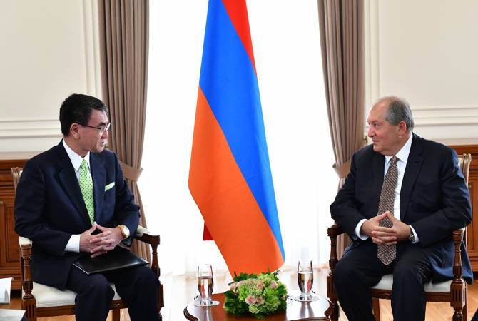 Президент Армении принял главу МИД Японии