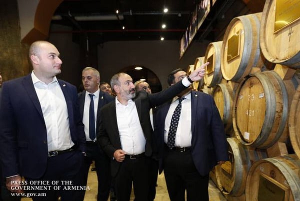 Премьер-министры Армении и Грузии посетили Ереванский коньячный завод