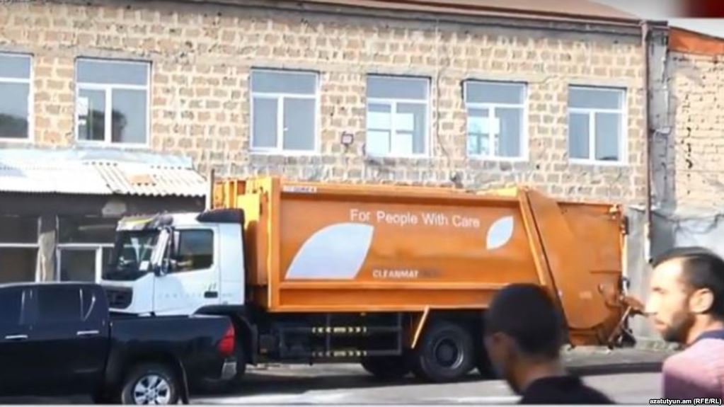 Акция протеста против компании «Санитек»: граждане возят мусор в офис компании