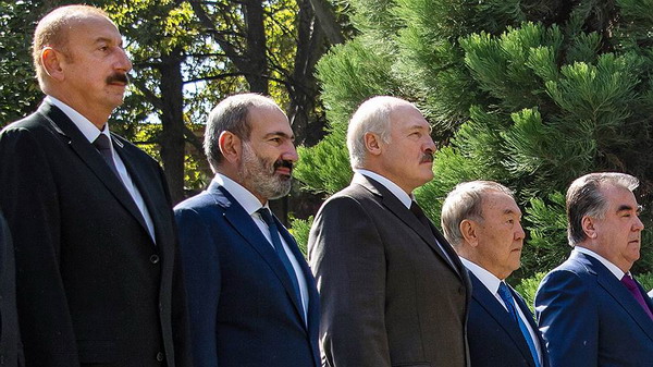 «Коммерсантъ» считает «те полторы минуты» разговора Пашинян-Алиев главным событием саммита СНГ