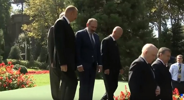 Никол Пашинян и Ильхам Алиев побеседовали в Душанбе: видео