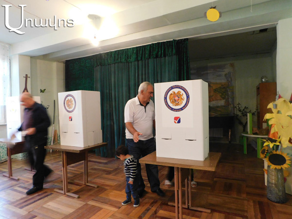 Нарушения на избирательном участке 7/46: оправдавшись тем, что «они супруги», проголосовали вместе — видео