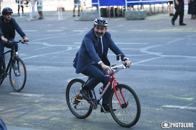 Пашинян продолжил «день на велосипеде»: видео