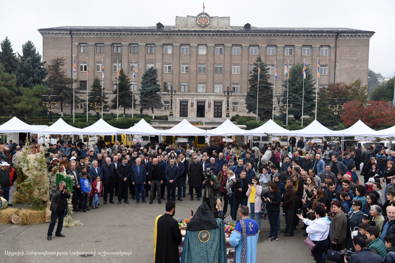 Бако Саакян посетил ярмарку, организованную в Степанакерте по случаю Дня работника сельского хозяйства