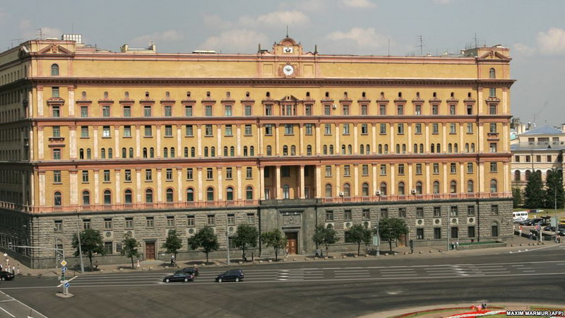 Здание ФСБ на Лубянке в Москве забросали яйцами и файером