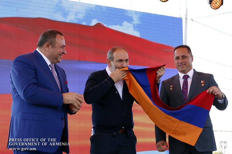 Космонавт Антон Шкаплеров передал Николу Пашиняну флаг Армении, который был в космосе в дни Бархатной революции