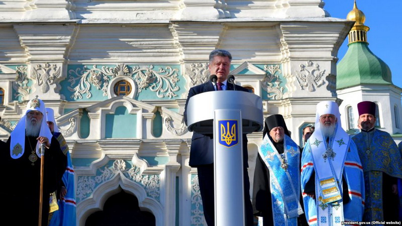 «Без независимой церкви нет независимой Украины»: Порошенко выступил на Софийской площади в Киеве — видео