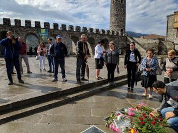В Ахалцихе почтили память Азнавура: возложение цветов в крепости Рабат — видео