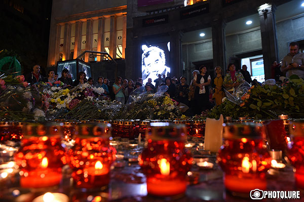 Граждане растроганы, присоединился и посол Франции: шествие с зажженными свечами в Ереване в память о Шарле Азнавуре – фоторяд