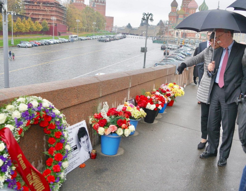 Джон Болтон в Москве возложил цветы на месте убийства Бориса Немцова
