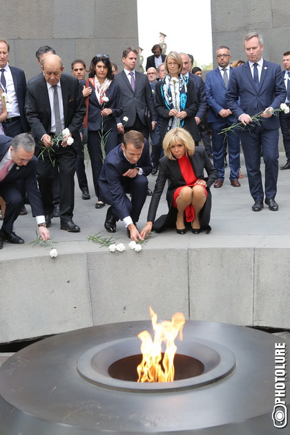 Президент Франции почтил память жертв Геноцида армян