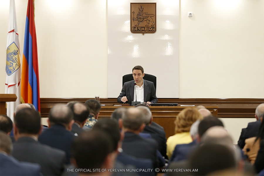 Мэр Еревана провел очередное рабочее совещание