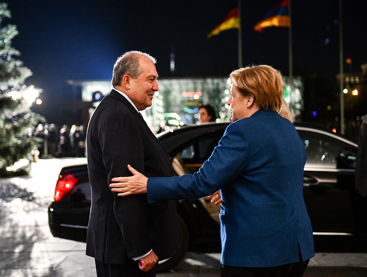 Президент Саргсян в резиденции Канцлера Германии встретился с Ангелой Меркель