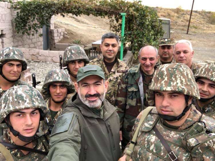 «И наше имя — армянская армия»: Никол Пашинян сфотографировался с военными в Арцахе
