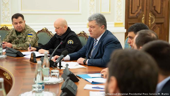 Президент Порошенко подписал указ о введении военного положения в Украине