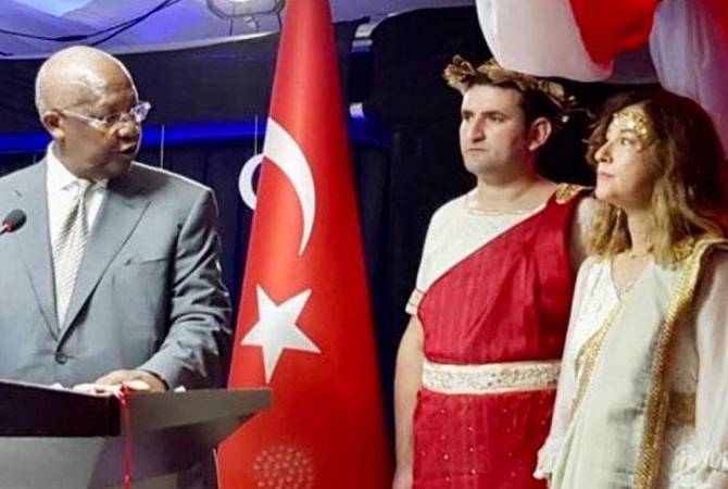 Посол Турции в Уганде нарядилась в древнегреческую богиню на приеме и за это отозвана в Анкару